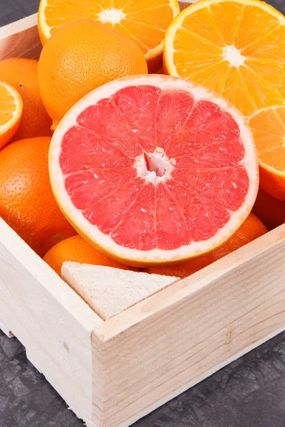 含有矿物质和维生素的健康柑橘类水果。节食和减肥概念 — 图库照片