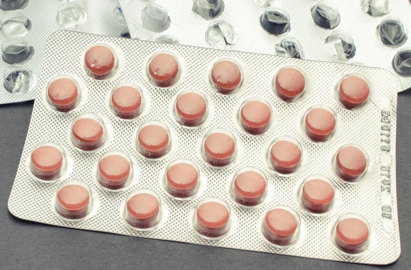 Volle und leere Tablettenblase auf schwarzem Hintergrund. Medizinkonzept — Stockfoto