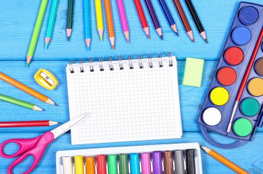 Mavi tahtalar üzerinde okul aksesuarları. Okul konseptine geri dönelim. Not defteri 'nde metin için yerleştirin