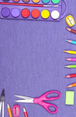 Kot arka planda okul ve ofis malzemeleri. Okula geri kavramı. Metin için boşluk Kopyala