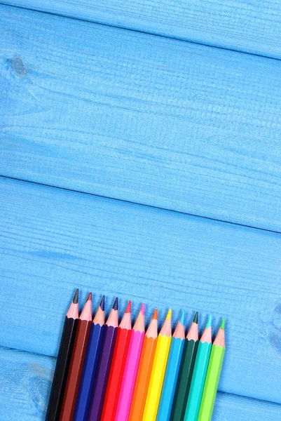 Buntstifte auf Brettern, Schulaccessoires. Platz für Text — Stockfoto