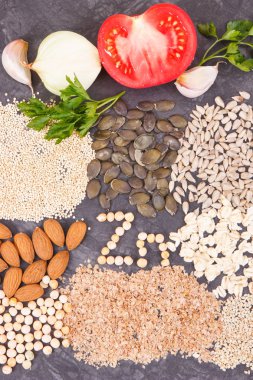 Çinko içeren besleyici yeme. Kaynak Vitaminler, mineraller ve elyaf olarak sağlıklı beslenme