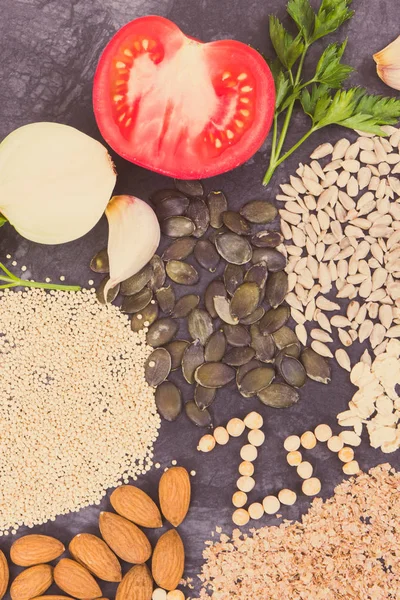 Nápis Zn se zdravým jídlem obsahujícími zinek, vitamíny a vlákno — Stock fotografie