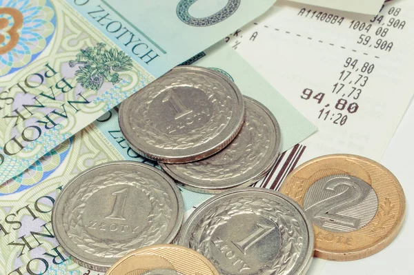 Dinheiro em moeda polaca com recibo. Controlo do conceito de despesas diárias — Fotografia de Stock