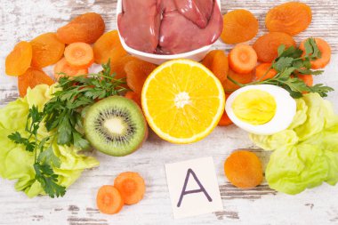 Kaynak A vitamini gibi malzemeler, doğal mineraller ve diyet lif, besleyici sağlıklı yeme kavramı