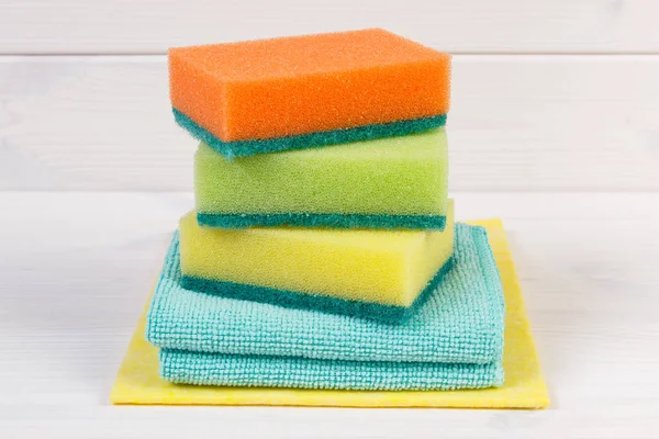 Accesorios coloridos para limpiar el hogar, concepto de tareas domésticas — Foto de Stock