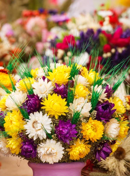 Fiori con decorazione fatta di spighe di frumento o segale, decorazioni per la raccolta stagionale — Foto Stock