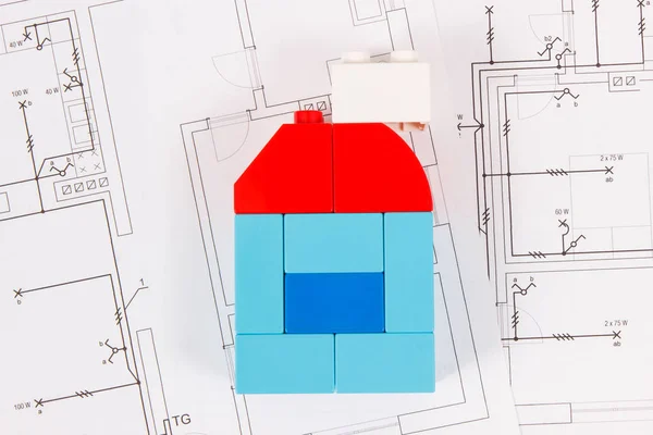 다채로운 장난감 블록과 집의 건설 도면. 주택 개념 구매 또는 임대 — 스톡 사진