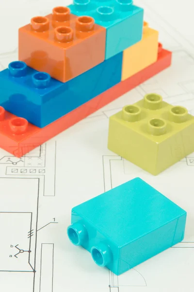 रंगीत खेळणी ब्लॉक आणि बांधकाम गृहनिर्माण योजना. घर संकल्पना इमारत, खरेदी किंवा भाड्याने — स्टॉक फोटो, इमेज