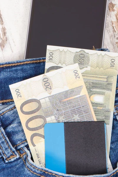 Cartão de crédito, moedas euro no bolso jeans e smartphone. Conceito de pagamento em dinheiro ou em dinheiro — Fotografia de Stock