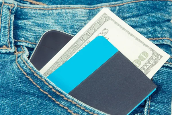 Carte de crédit, dollar des devises et smartphone dans la poche du jean. Concept de paiement sans espèces ou en espèces — Photo