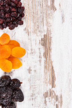 Kaynak doğal vitaminler ve diyet lifi, sağlıklı beslenme kavramı, rustik tahta metin için kopya alanı olarak Malzemeler