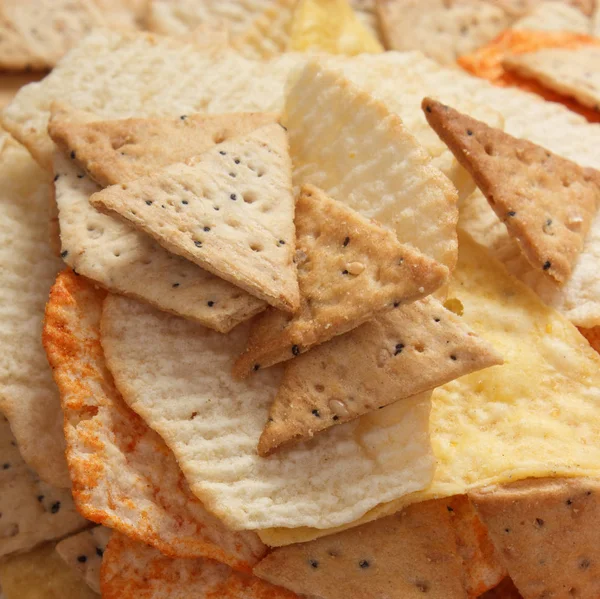 Halom sózott chips és a cookie-kat, az egészségtelen élelmiszerek fogalmát — Stock Fotó