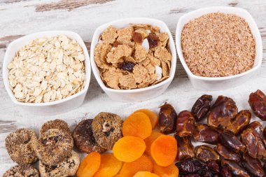 Doğal vitaminler ve diyet lifi, sağlıklı beslenme kavramı içeren gıda