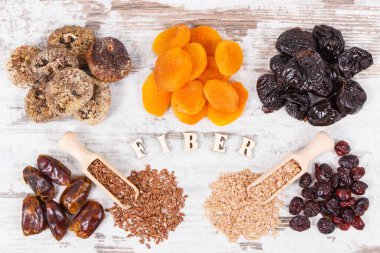 Doğal vitaminler ve diyet lifi, sağlıklı beslenme kavramı içeren gıda