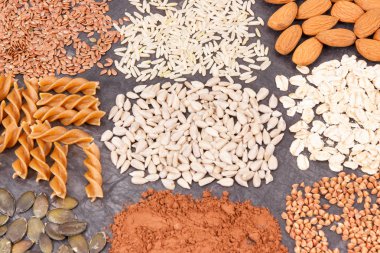 Magnezyum içeren besleyici yeme. Kaynak vitaminler, mineraller ve lif olarak sağlıklı beslenme