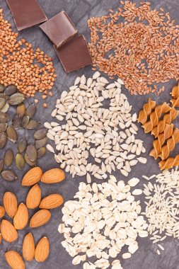 Magnezyum, vitaminler, mineraller ve lif içeren farklı maddeler