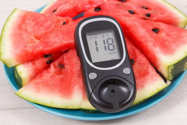 Şeker seviyesinin ölçülmesi için glikoz ölçer ve mineraller içeren karpuz, diyabet ve sağlıklı beslenme kavramı — Stok fotoğraf