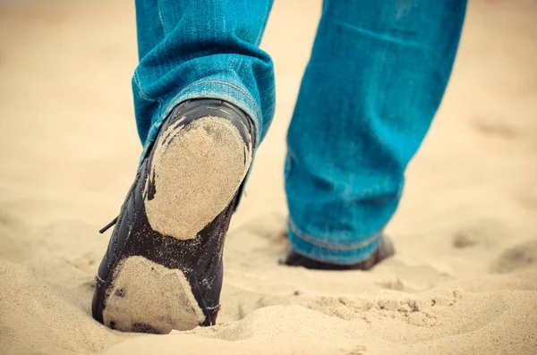 Gambe di donna su sabbia a spiaggia. Concetto estate e vacanza — Foto Stock