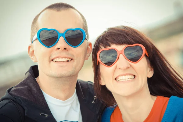 Žena a muž s brýlemi ve tvaru srdce. Letní čas a dovolená — Stock fotografie
