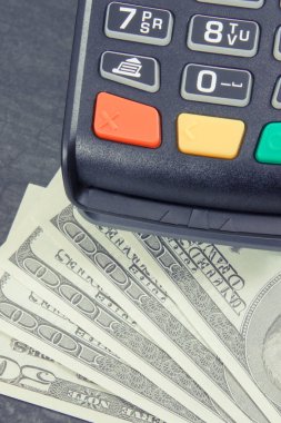 Ödeme terminali ve para birimi dolar. Farklı yerlerde ödeyerek nakitsiz veya nakit arasında seçim
