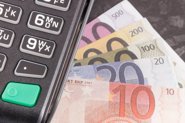 Betalterminal och valutor euro. Cashless eller kontant betalning på olika platser — Stockfoto