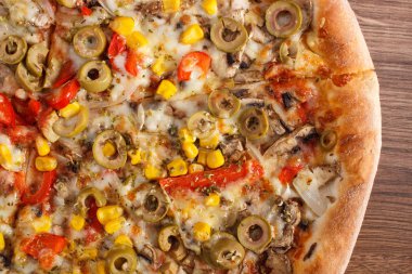 Vejetaryen pizza lokanta rustik ahşap arka plan üzerinde