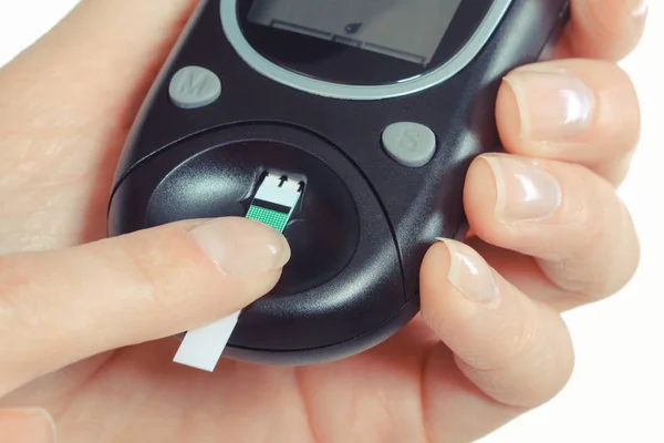 Glukometer med finger. Diabetes och kontroll sockernivå Concept — Stockfoto