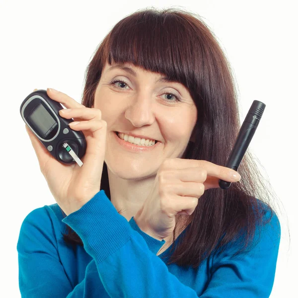 Lachende vrouw met glucose meter voor het controleren van suikerniveau — Stockfoto