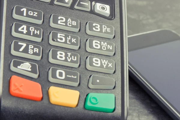Зчитувач кредитних карт і мобільний телефон з технологією NFC для безготівкової оплати транзакції — стокове фото