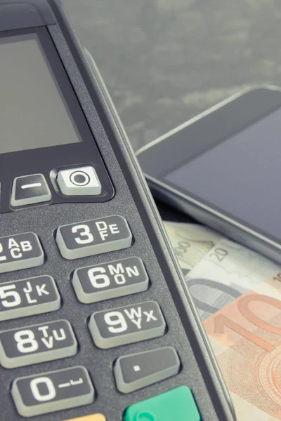 Kreditkortsläsare, mobiltelefon med NFC-teknik och euro i läroplanen. Kontant eller kontantlös betalningstransaktion — Stockfoto