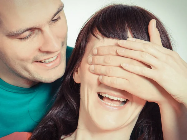 Sürpriz için kadın gözlerini kaplayan adam. Olumlu duygular kavramı — Stok fotoğraf
