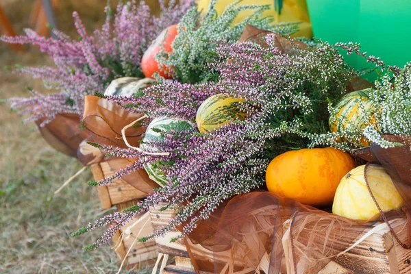 Sebze ve çiçeklerden yapılmış hasat süslemeleri — Stok fotoğraf