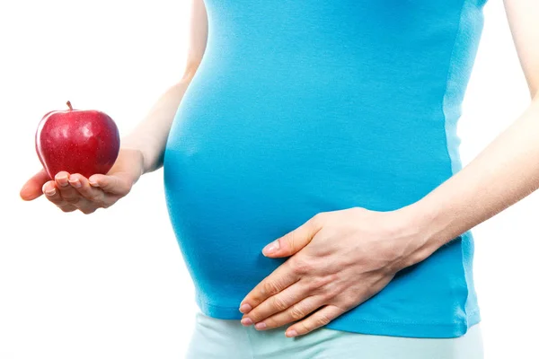 Zwangere vrouw houden van verse appel, gezonde voeding tijdens de zwangerschap — Stockfoto