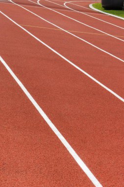 Stadyumda kırmızı koşu bandı. Sağlıklı ve sportif yaşam tarzları kavramı