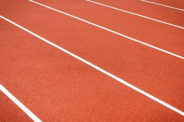 Spor alanında kırmızı koşu bandı. Sağlıklı ve sportif yaşam tarzları kavramı — Stok fotoğraf