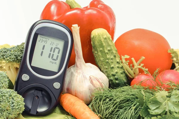 Vércukormérő a cukorszint és a friss zöldségek ellenőrzésére. Cukorbetegség egészséges étkezés — Stock Fotó