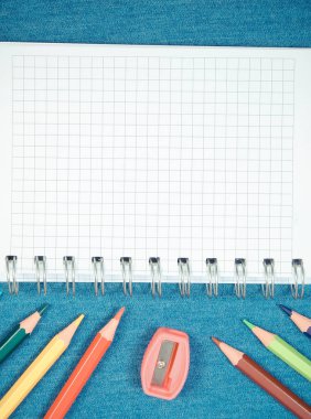 Kot arka planda okul ve ofis malzemeleri. Okul kavramına geri dön, metin için yer