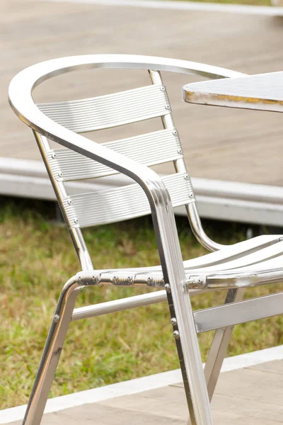 Cadeira e mesa em ar fresco no restaurante ou café ao ar livre — Fotografia de Stock