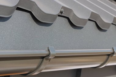 Bina yapımında metal çatı. Evde çatı detayı