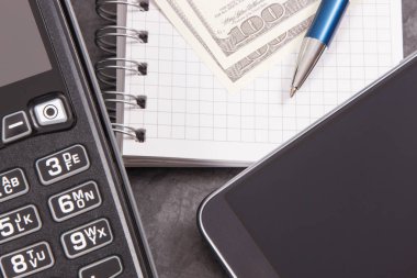 Ödeme terminali, Nfc teknolojisine sahip akıllı telefon, not defteri ve para. İş kavramı