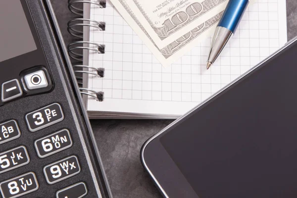 Ödeme terminali, Nfc teknolojisine sahip akıllı telefon, not defteri ve para. İş kavramı