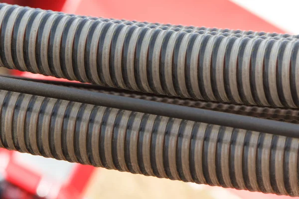 Tarım veya endüstriyel makinelerde plastik oluklu borular. Hidrolik veya pnömatik ekipmanların bir parçası. Teknoloji kavramı