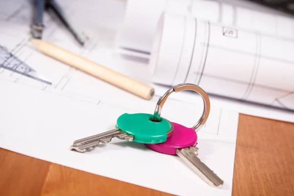 Teclas de inicio y diagramas eléctricos o planos con accesorios para trabajos de ingeniería, concepto de casa de construcción — Foto de Stock