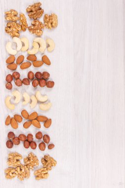 Çeşitli fındık ve badem, sağlıklı beslenme ve yaşam tarzı, gemide metin veya yazıt için kopya alanı