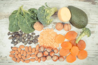 K vitamini, potasyum, doğal mineral ve lif içeren sebze ve meyve