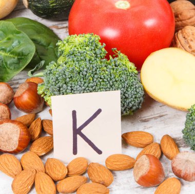 K vitamini, potasyum, doğal mineral ve lif içeren sebze ve meyve