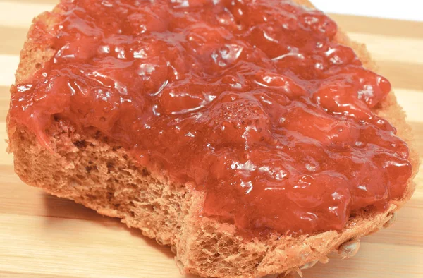 Portion of wheat or rye bread with strawberry jam. Healthy breakfast — Stock Photo, Image