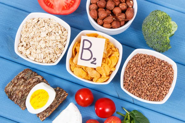 Θρεπτικά συστατικά που περιέχουν βιταμίνη Β2, φυσικά μέταλλα και φυτικές ίνες, υγιεινή διατροφή — Φωτογραφία Αρχείου