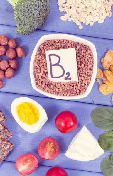 Vitamin B2, doğal mineraller ve lif, sağlıklı beslenme içeren besleyici maddeler — Stok fotoğraf